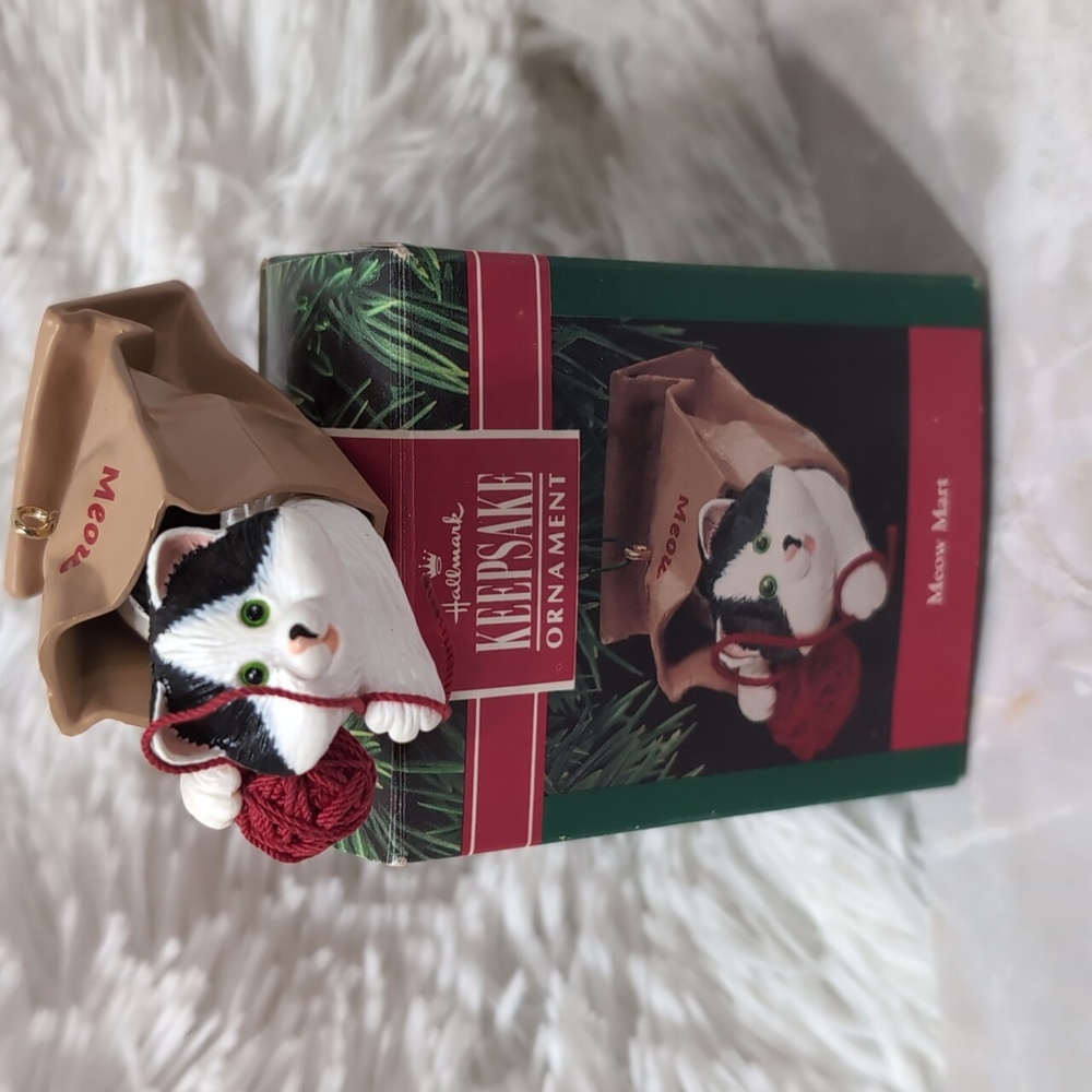 Vintage Hallmark 1990 Keepsake Cat Ornament Meow Mart - Kitty In Bag Yarn Play - Picture 1 of 7